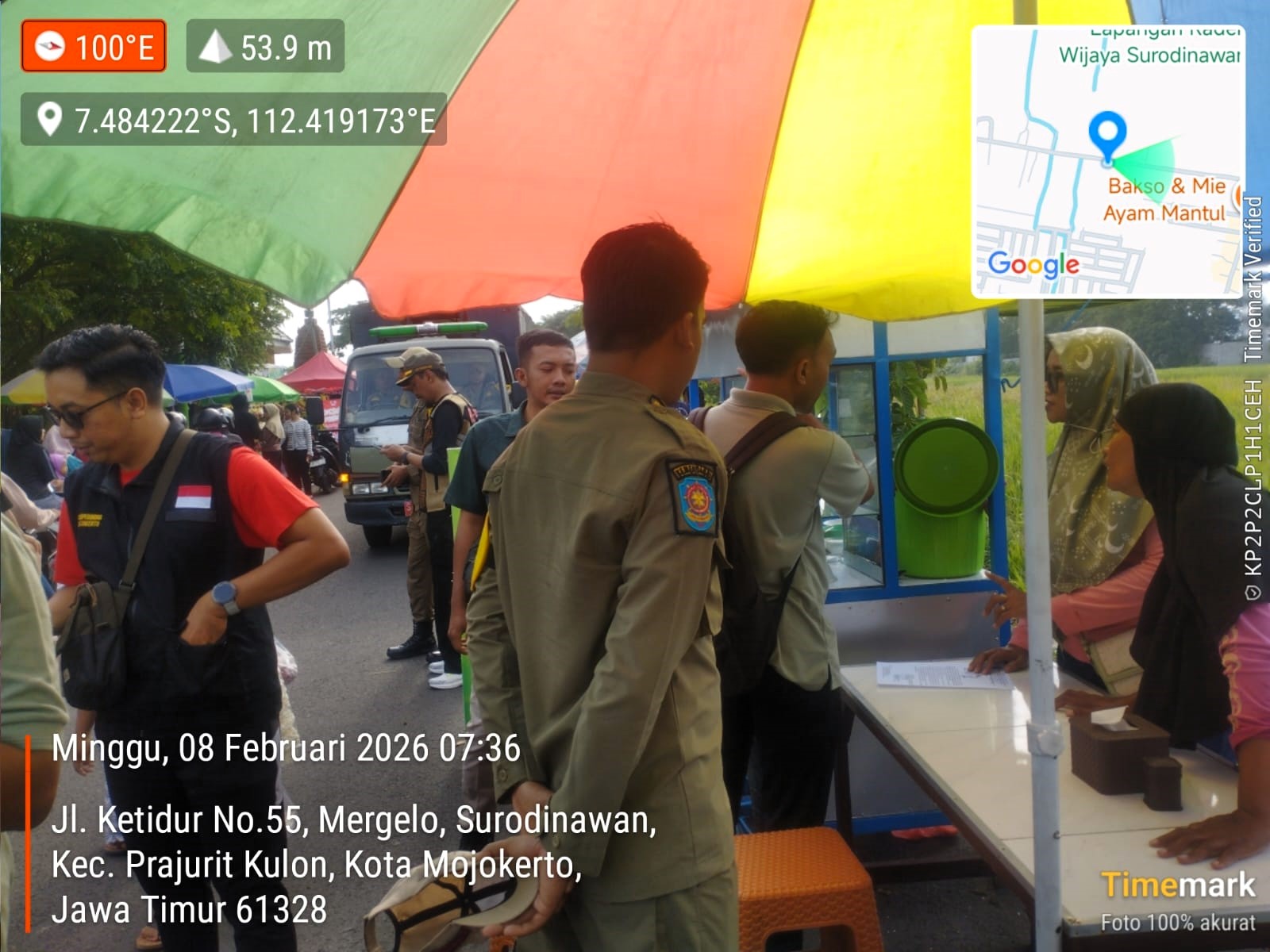 PENYISIRAN: Petugas satpol PP melakukan patroli di CFD Jalan Ketidur, Kelurahan Surodinawan, Kecamatan Prajurit Kulon, Minggu (8/2).