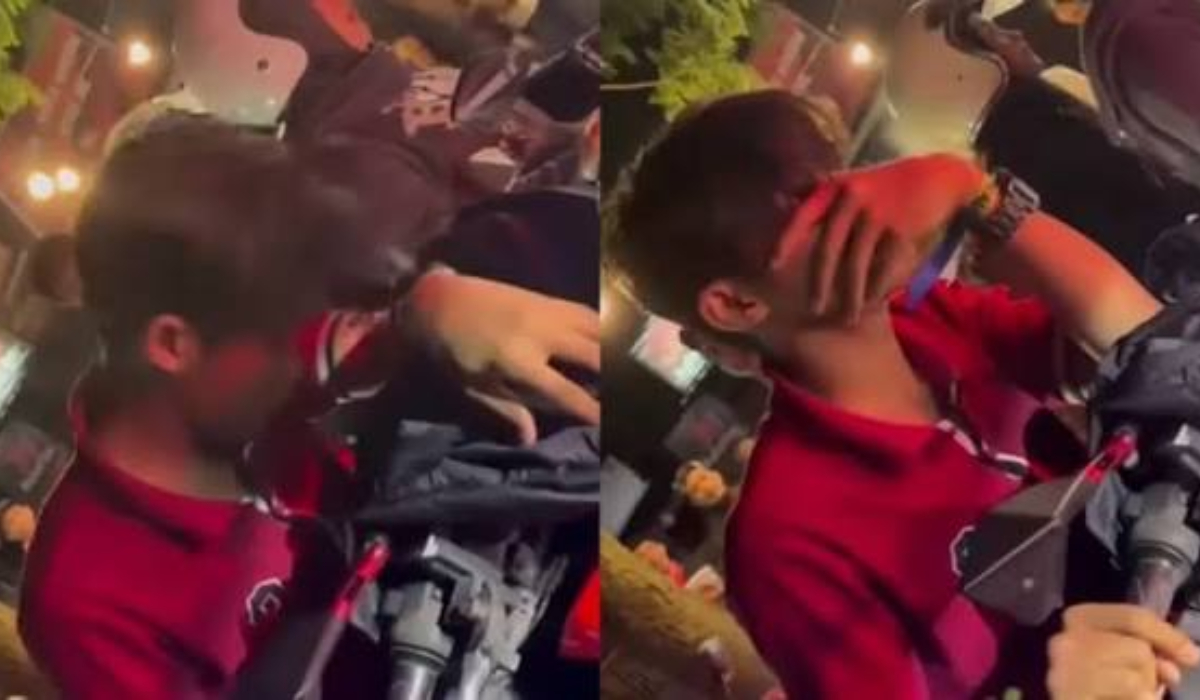 Viral pria dengan kaos polo merah dan motor matic diduga maling helm di area parkir usai konser. Foto (tiktok:garasi_006)