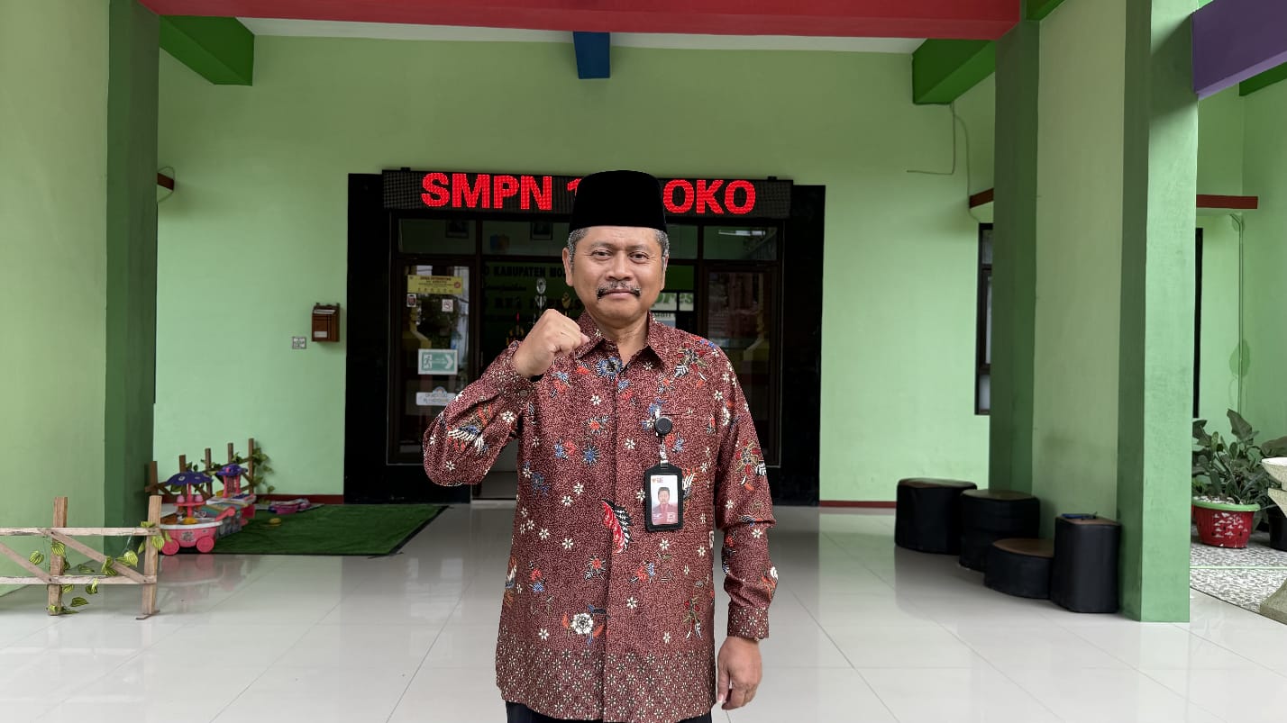 Kepala SMPN 1 Sooko Sutrisno Slamet