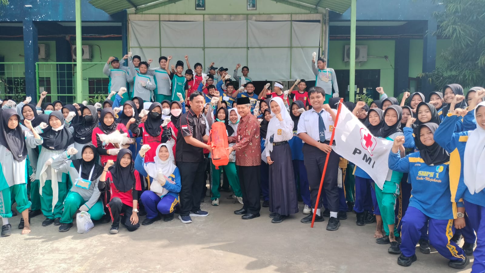 BEREMPATI: Kepedulian siswa tergabung dalam ekstrakurikuler PMR terhadap lingkungan sekitar. Bantuan tandu kegiatan PMR dalam rangka peningkatan empati teman sebaya.