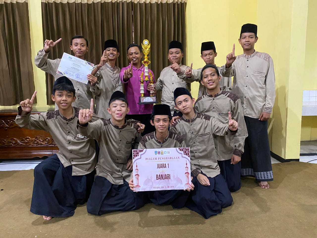 KAYA PRESTASI: Sejumlah prestasi yang berhasil diraih siswa SMPN 1 Sooko di awal tahun ini.