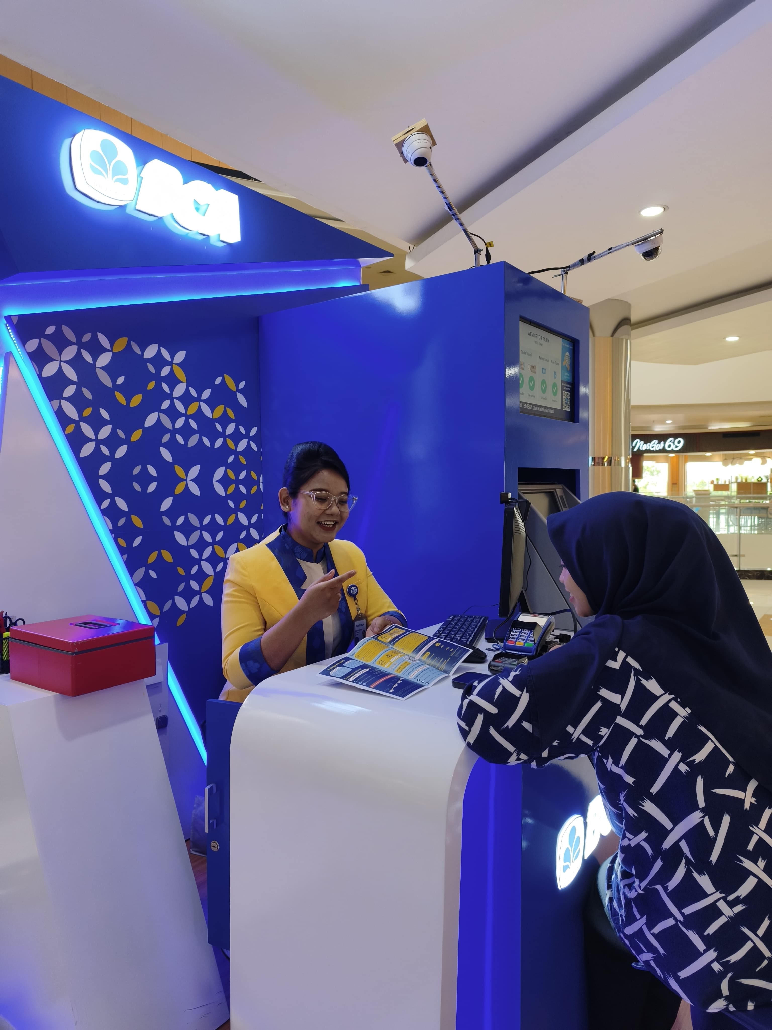 RAMAH DAN SOLUTIF: Staff Customer Service di booth My BCA lantai 1 Sunrise Mall Mojokerto melayani konsultasi perbankan pengunjung mal.
