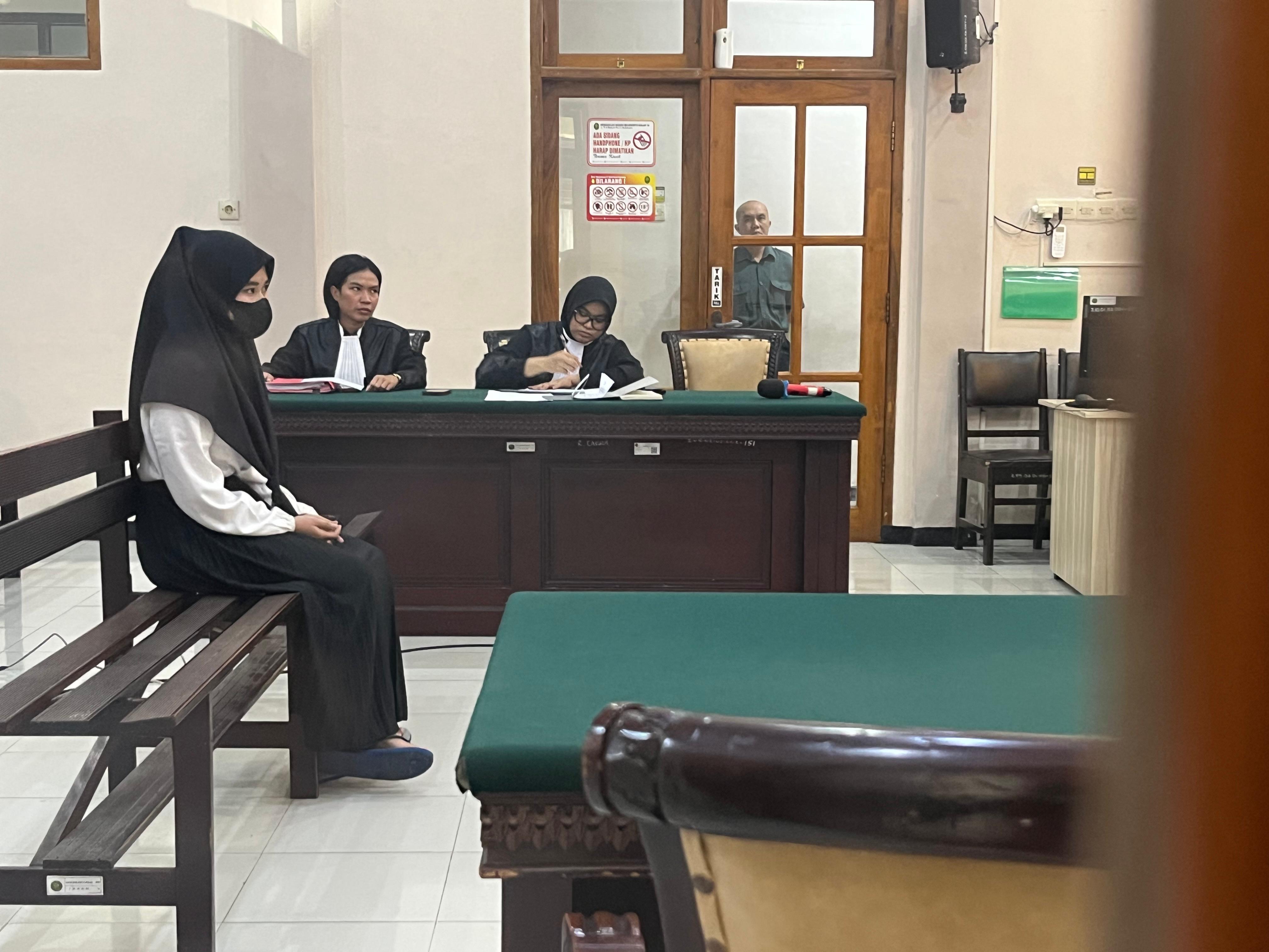 TURUT SERTA: AR, terdakwa lain kasus aborsi di Pacet saat menjalani sidang dengan agenda pembacaan dakwaan di Pengadilan Negeri Mojokerto, kemarin (10/2).