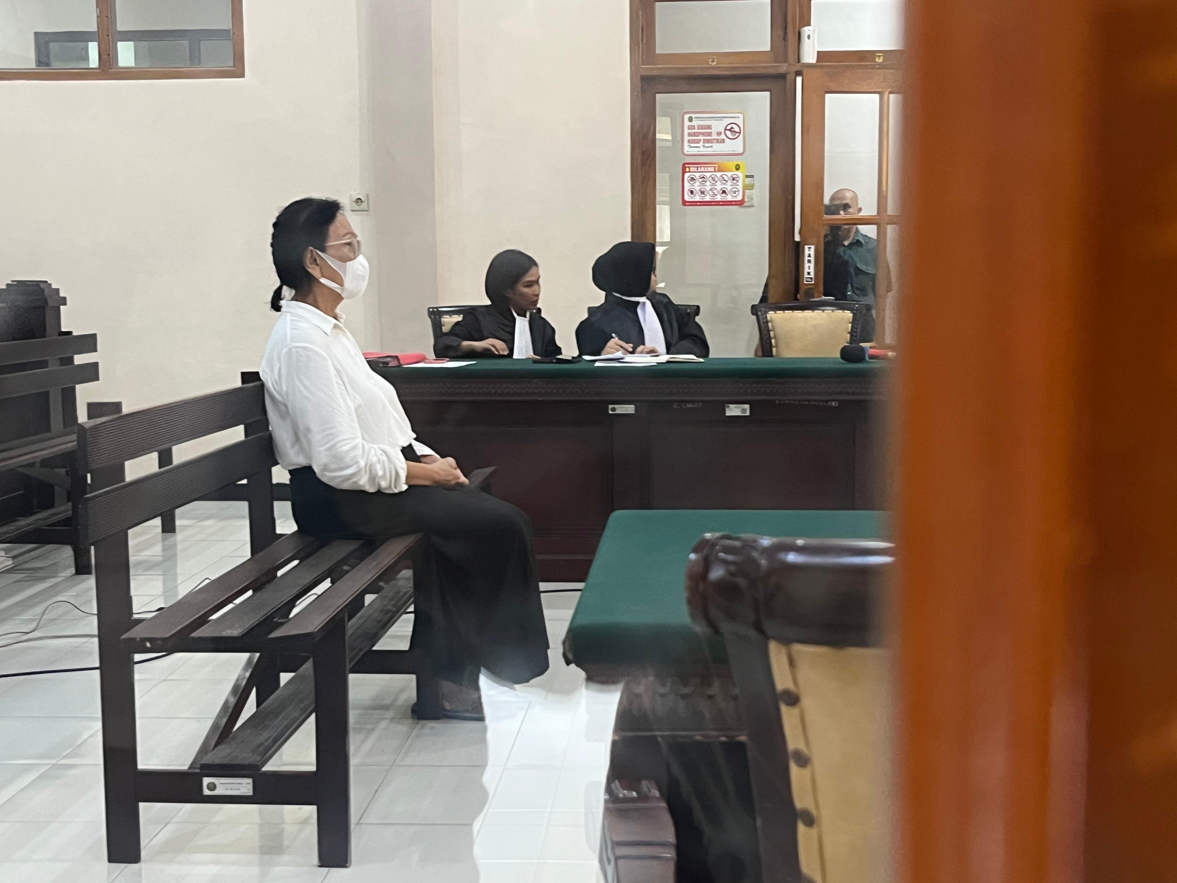 LEBIH RINGAN: Stella Rumengan, terdakwa kasus penipuan anggota DPRD Kabupaten Mojokerto usai menjalani sidang di Pengadilan Negeri Mojokerto, kemarin (10/2).