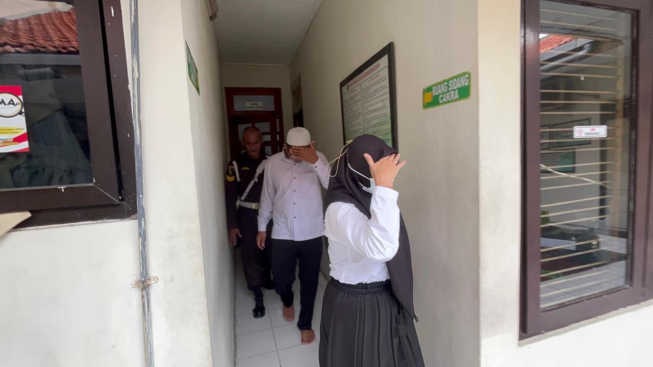 DIHUKUM: MHM (depan) dan FAB (belakang), terdakwa kasus aborsi janin di Pacet usai menjalani sidang putusan di Pengadilan Negeri Mojokerto, kemarin (10/2).
