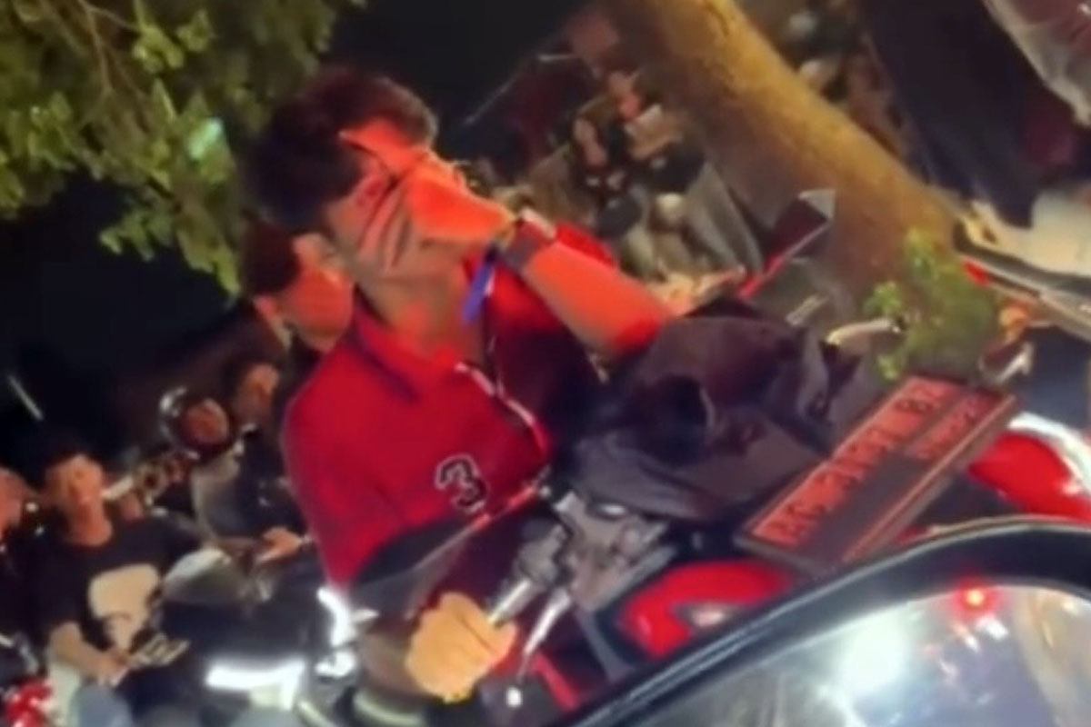 Seorang pemuda mencuri helm usai konser NDX AKA di Malang . Karena macet, pemuda tersebut disoraki warga.