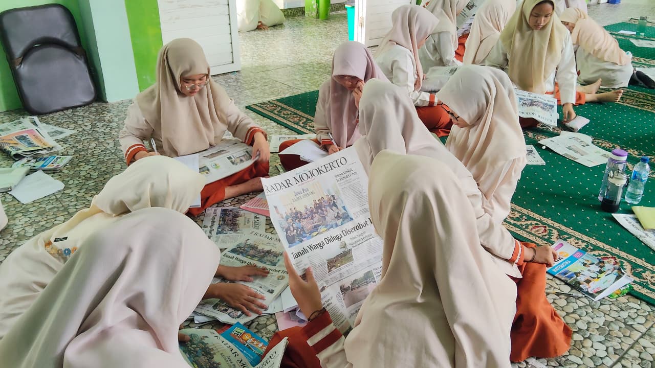 DIARAHKAN: Siswa praktik menjadi jurnalis usai mendapat paparan materi jurnalistik.