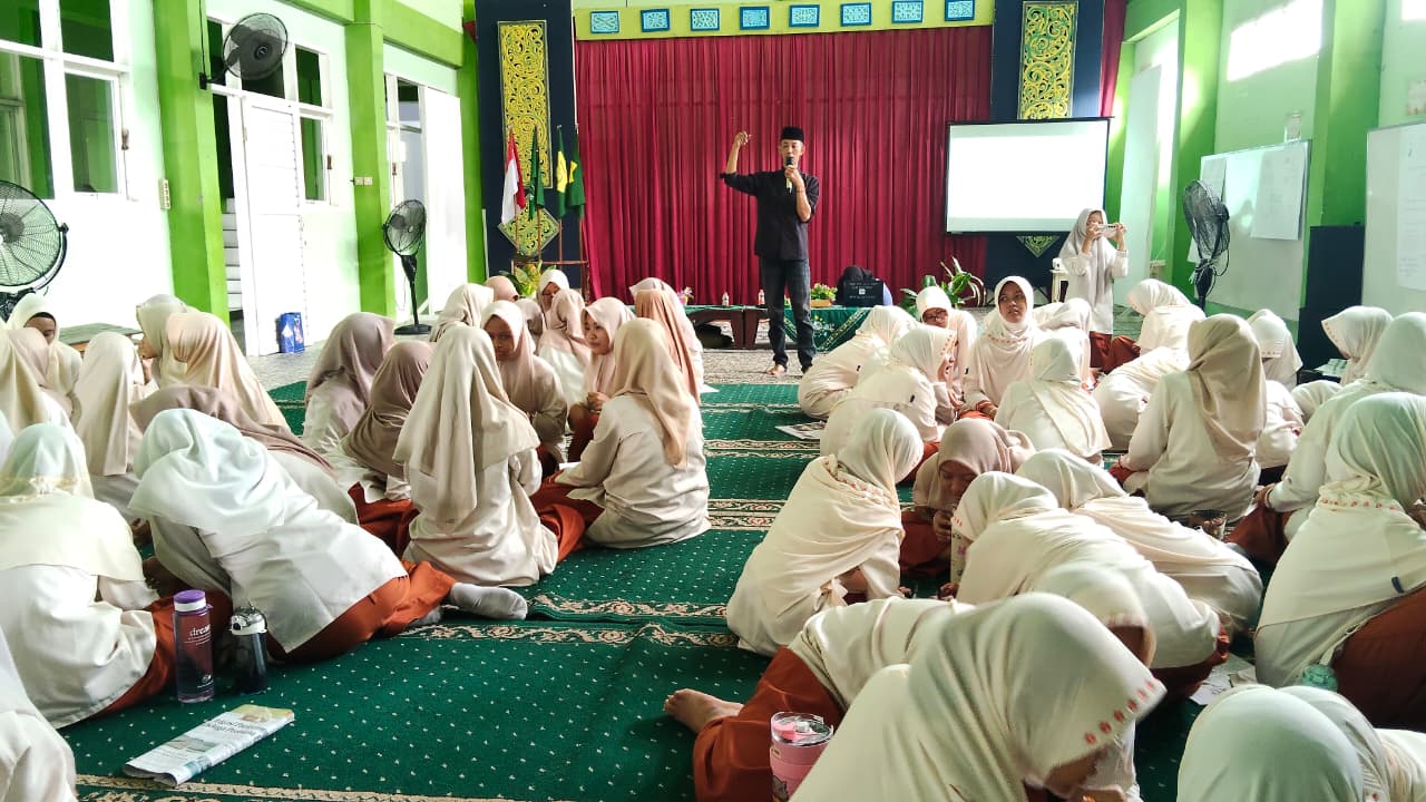 INTERAKTIF: Santri sekaligus siswa SMP Darul Quran Islamic Boarding School mengikuti kegiatan Jurnalis Mengajar yang dibimbing Pemimpin Redaksi JPRM Moch. Chariris, kemarin (10/2).