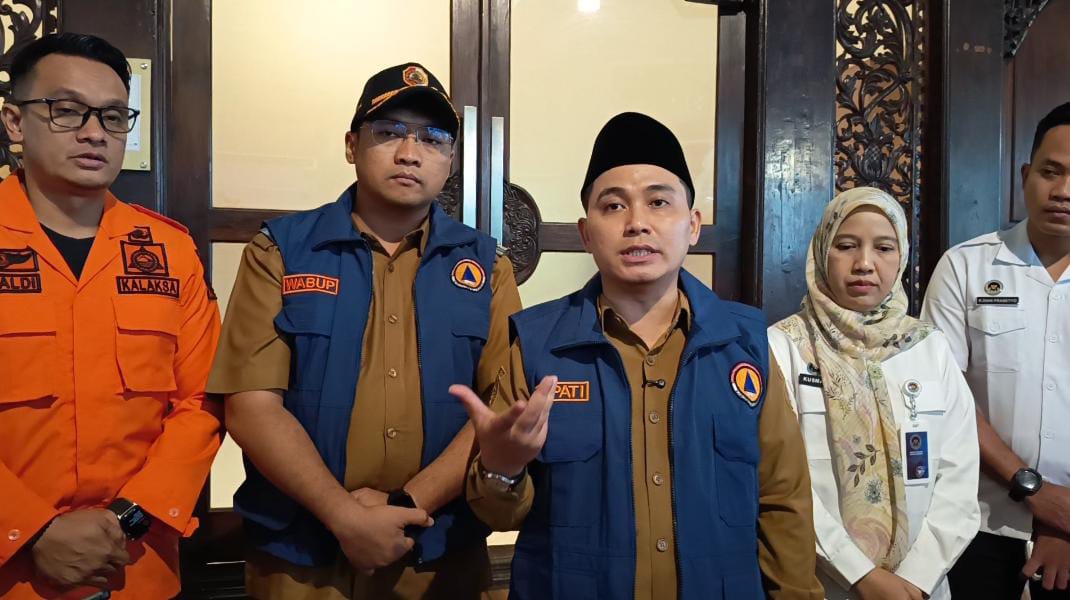 JADI ATENSI: Bupati Mojokerto Muhammad Albarraa memberikan pengarahan kepada seluruh perwakilan SPPG dalam giat bimbingan teknis pasca bencana yang diselenggarakan BPBD di Trawas, kemarin (10/2).
