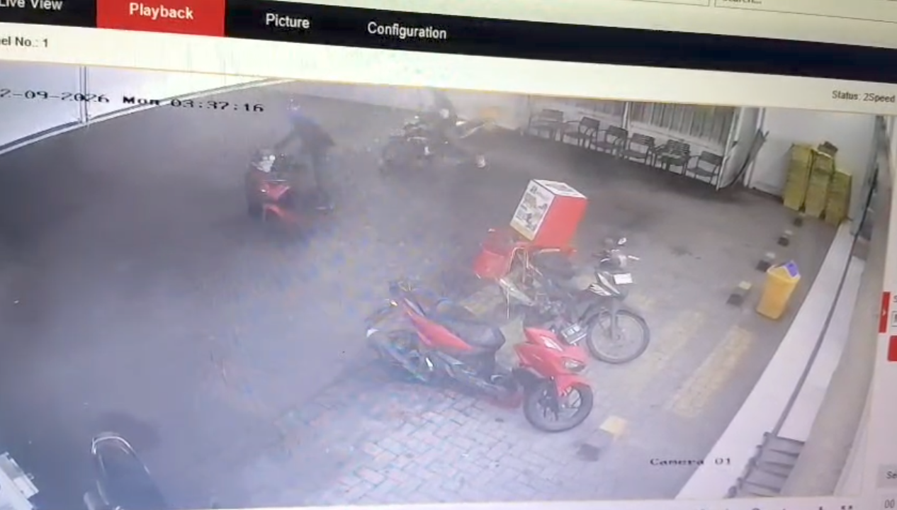 TEREKAM CCTV: Aksi curanmor di Alfamart Desa Canggu, Kecamatan Jetis, terekam kamera pengawas toko, Senin (9/2).