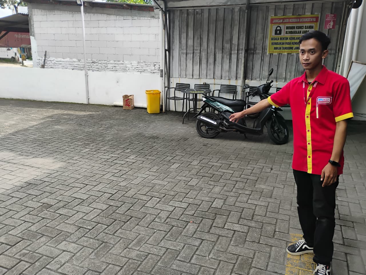 LOKASI PENCURIAN: Saksi menunjukkan lokasi motor korban dicuri kawanan pelaku pencurian, kemarin (10/2).
