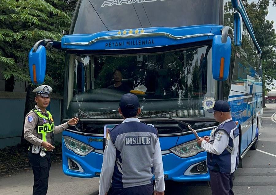 ANTISIPASI: Petugas kepolisian bersama dishub mengecek kondisi bus saat menggelar ramp check, (10/2).