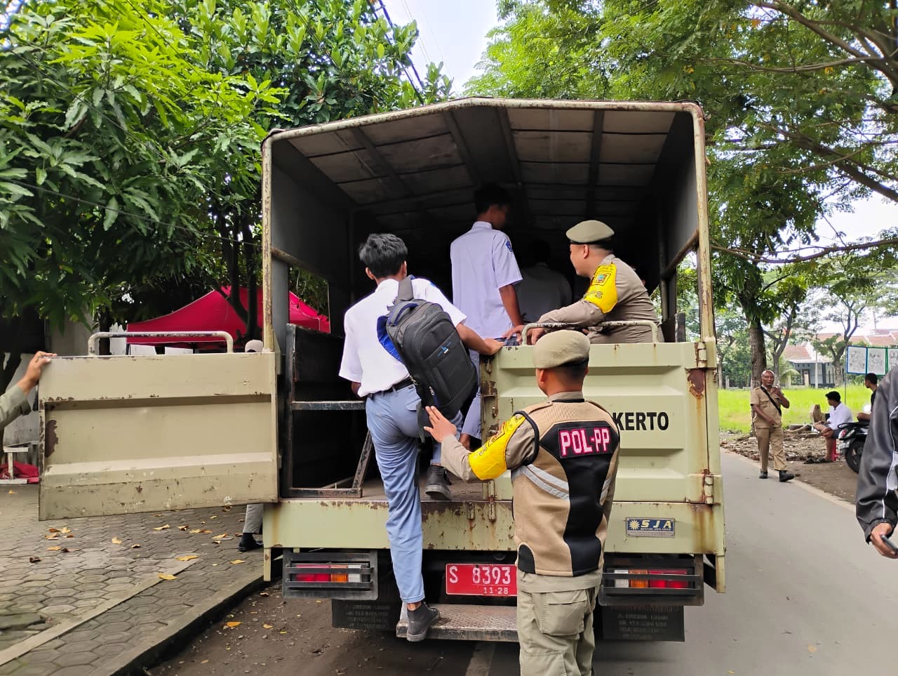DIGIRING: Sejumlah pelajar bolos diamankan petugas ke mako Satpol PP Kota Mojokerto, Selasa (10/2).