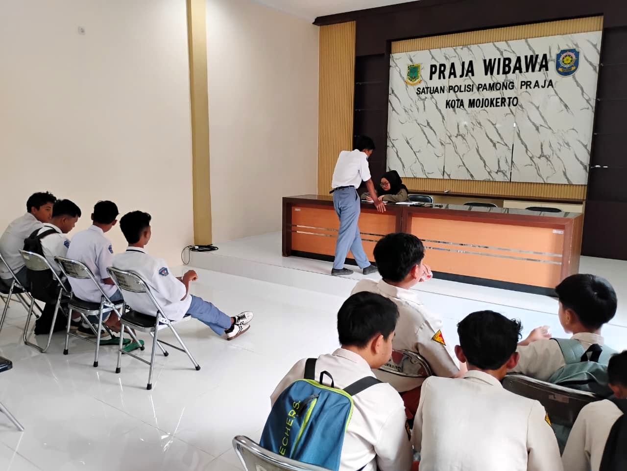 DIDATA: Belasan pelajar yang terjaring razia Satpol PP Kota Mojokerto didata sebelum diserahkan ke masing-masing sekolah untuk dibina.