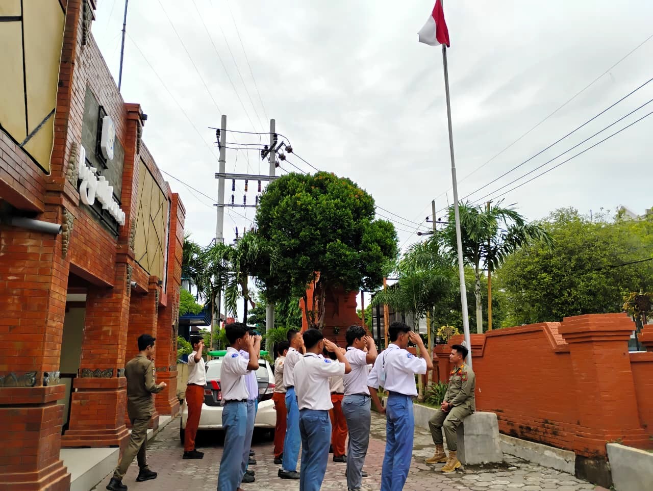 PEMBINAAN: Para pelajar bolos disanksi menyanyikan lagu Indonesia Raya usai terciduk razia Satpol PP Kota Mojokerto, Selasa (10/2).