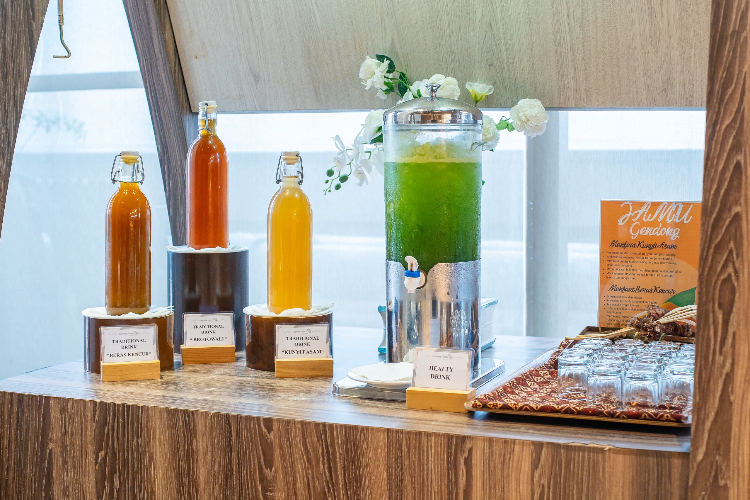 MINUMAN SEGAR: Berbagai pilihan minuman kesehatan diracik setiap hari dan dipersembahkan bagi tamu Sunrise Hotel Mojokerto.