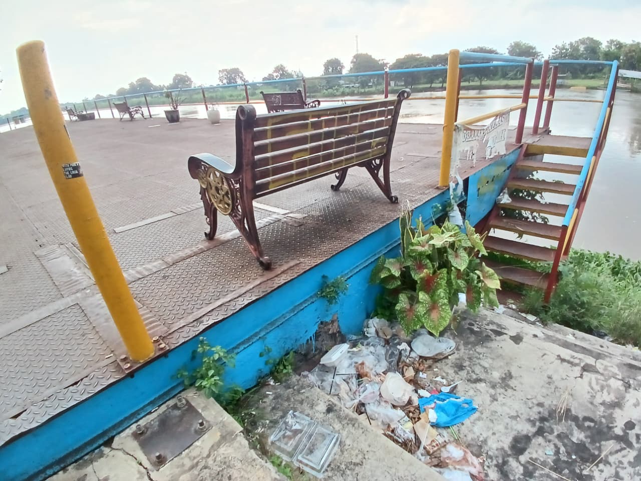 BIKIN KOTOR: Sampah plastik makanan di area panggung Jogging Track (JT) Sungai Brantas, Jalan Hayam Wuruk, Kota Mojokerto, kemarin (11/2).