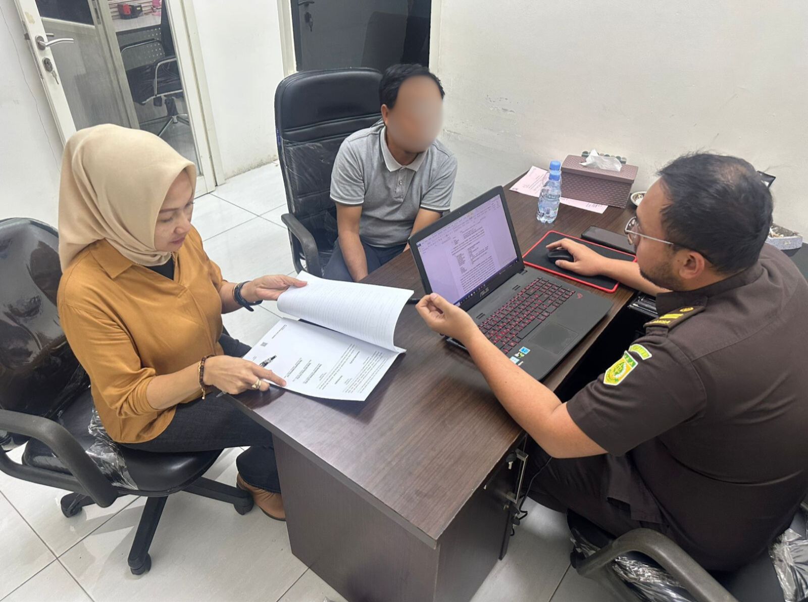 MASUK MEJA HIJAU: Tersangka dugaan korupsi BPRS Mojo Artho, Iwan Muriyanto dan Slamet Sugiono, ditahan Kejari Kota Mojokerto pada 8 Oktober 2025.
