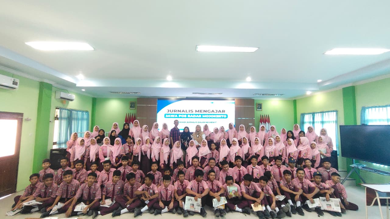 MEMPERDALAM ILMU: Siswa SMPN 1 Sooko menyimak pemaparan materi dalam program Jurnalis Mengajar yang disampaikan Pemimpin Redaksi Jawa Pos Radar Mojokerto Moch. Chariris, kemarin (11/2).