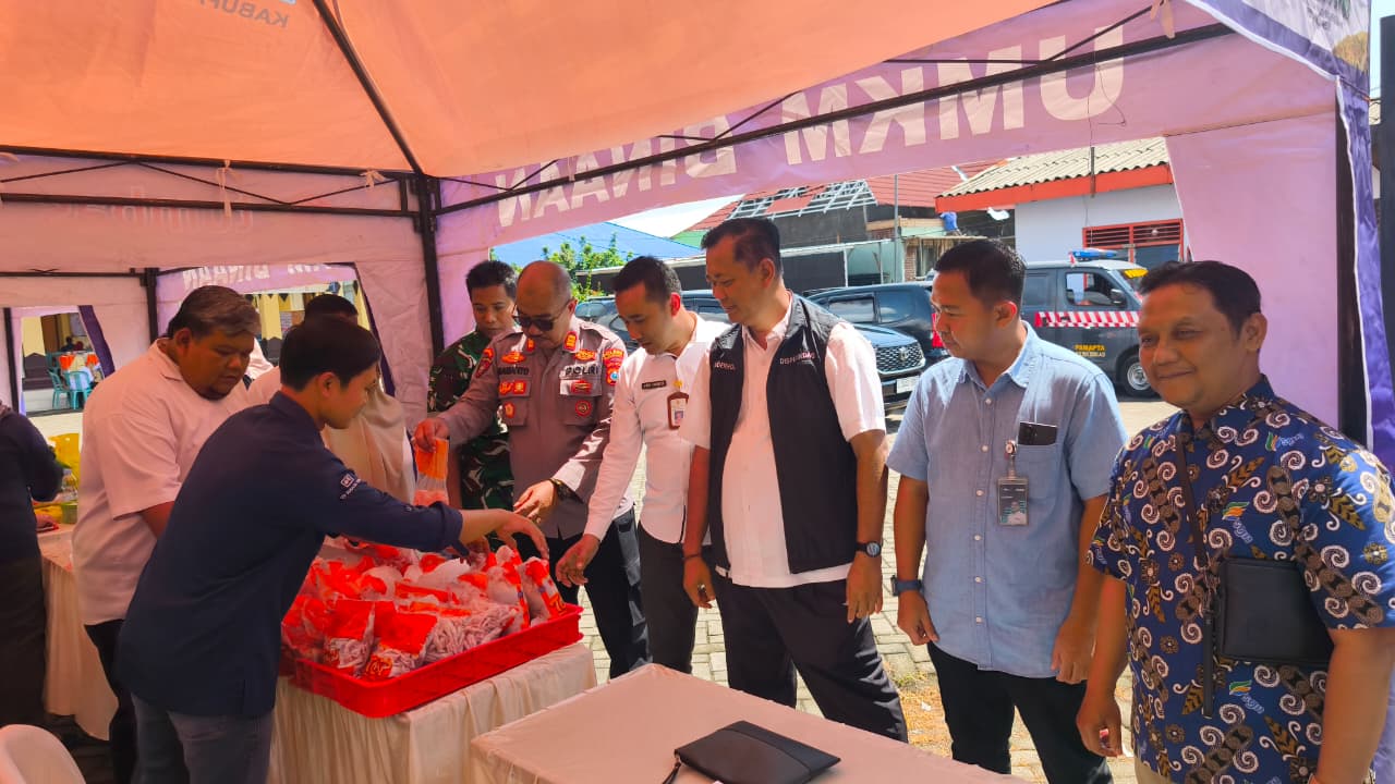 TERJANGKAU: Disperindag Kabupaten Mojokerto bersama stakeholder terkait menggelar pasar murah untuk menekan harga di pasaran jelang Ramadan, di Pendapa Kecamatan Kemlagi, kemarin (11/2).