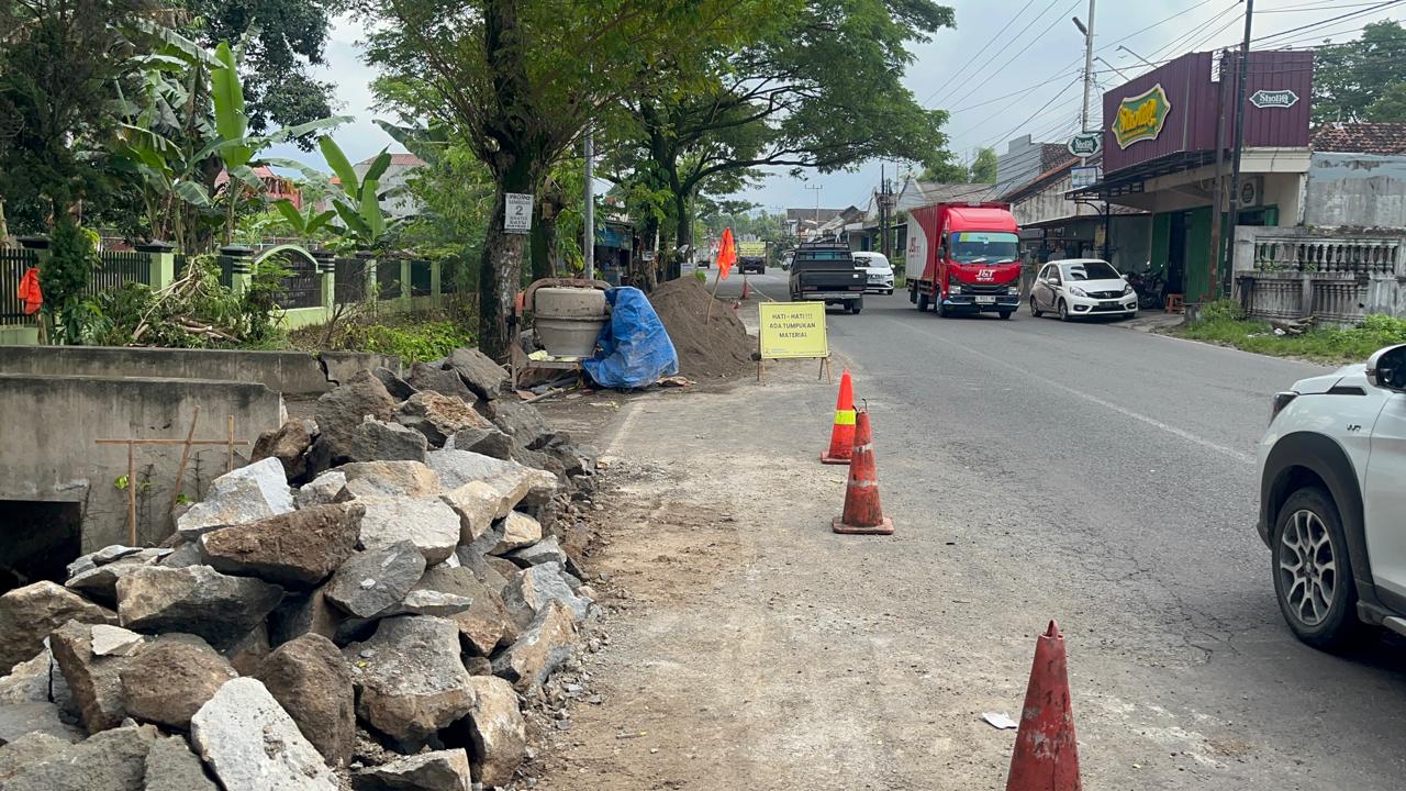 DIDALAMI: Lokasi proyek yang menjadi tempat kejadian peristiwa kecelakaan tunggal yang mengakibatkan pengendara motor tewas usai menabrak material proyek di Desa Pohkecik, Kecamatan Dlanggu, Kabupaten