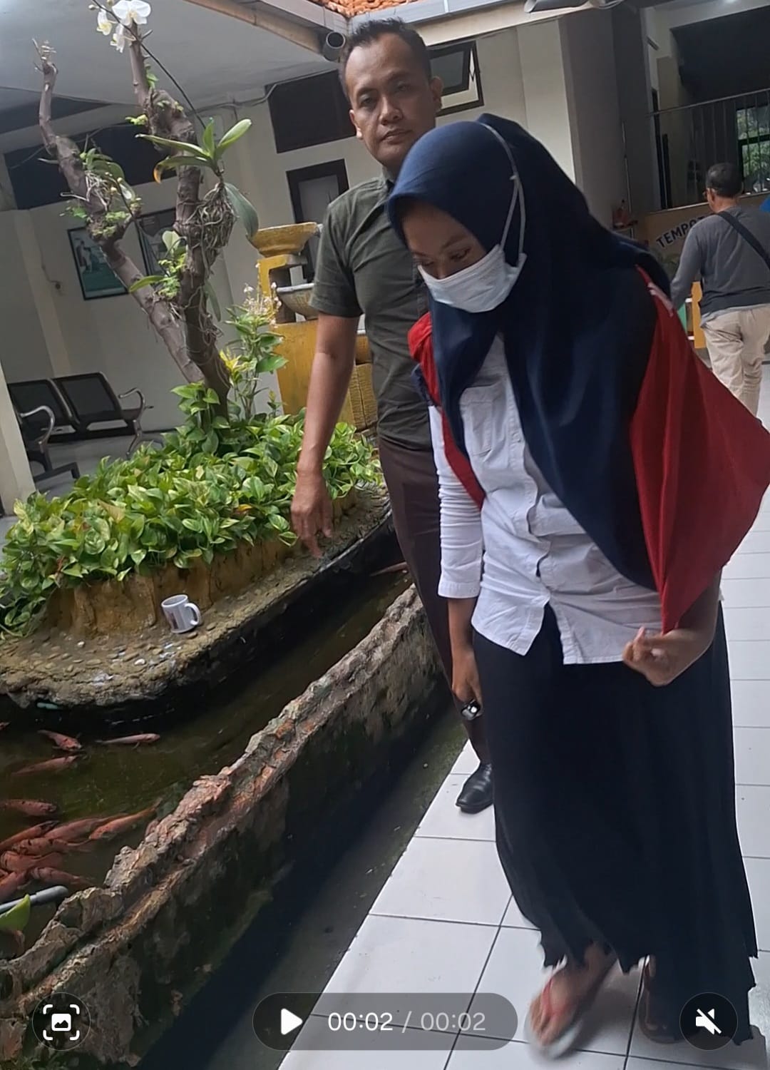 PUTUSAN: Terdakwa penggelapan keuangan toko keramik, Laili Dwi Anggraini, usai menjalani sidang di Pengadilan Negeri Mojokerto, Selasa (10/2).