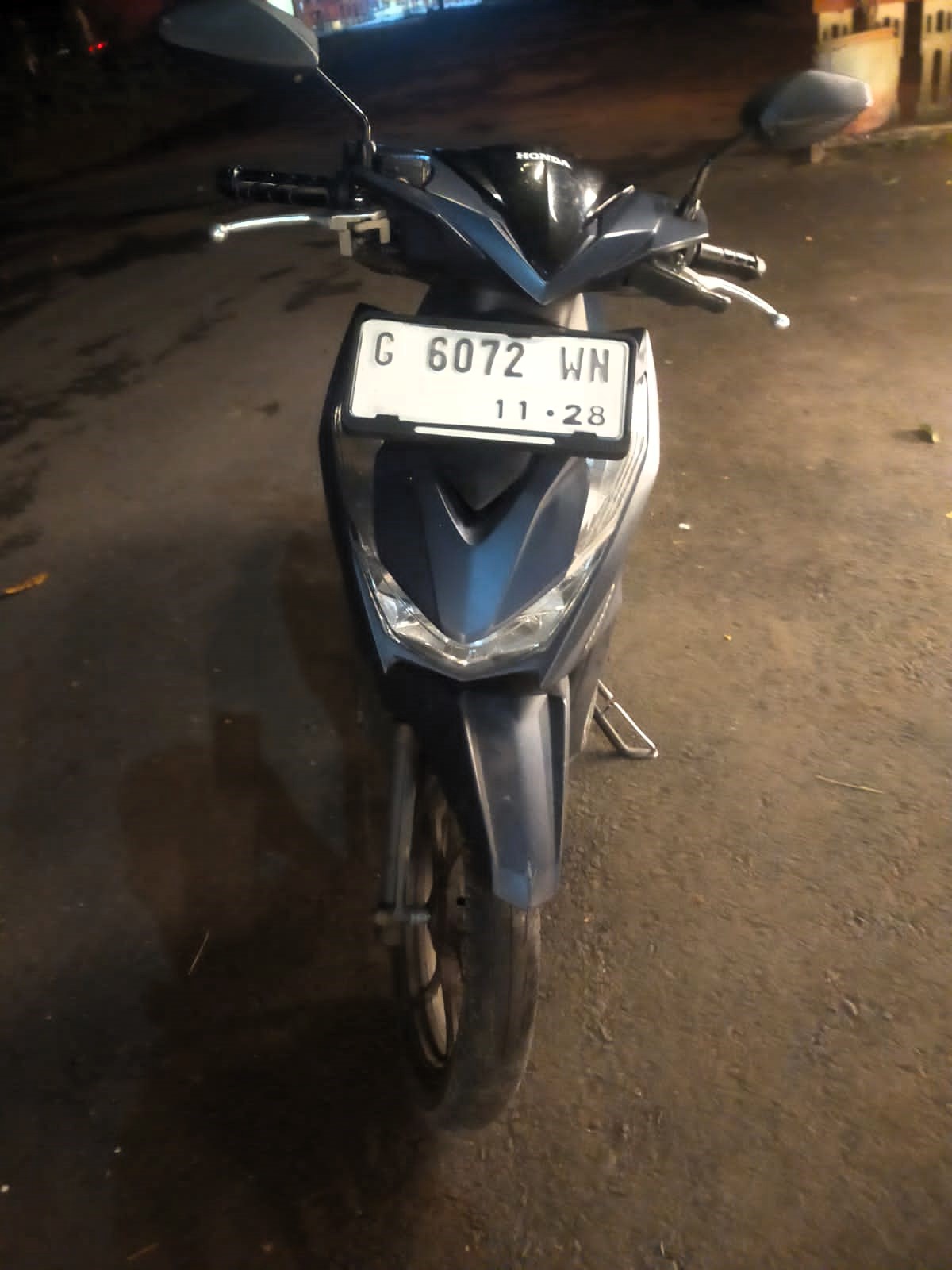 BARANG BUKTI: Maling gagal menggondol motor pemilik warteg di Desa Terusan, Kecamatan Gedeg, Selasa (10/2) dini hari.