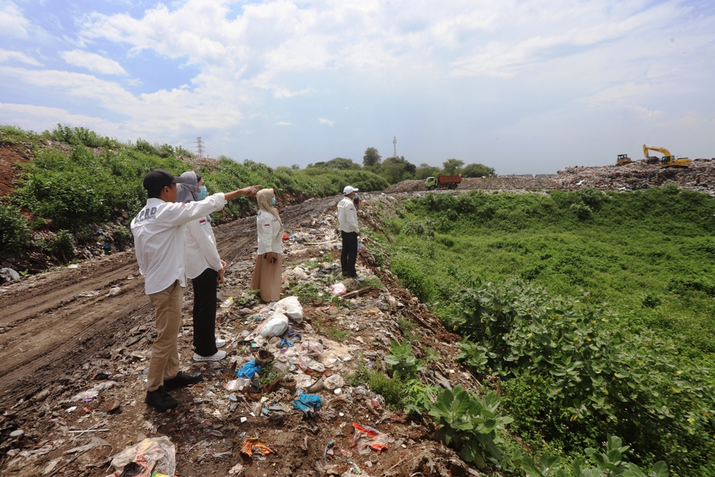 TINDAKLANJUTI LAPORAN WARGA: Wakil Ketua DPRD Kota Mojokerto Hadi Prayitno bersama anggota Komisi I DPRD Kota Mojokerto saat mendatangi zona aktif TPA Randegan, Kelurahan Kedundung, Kecamatan Magersar