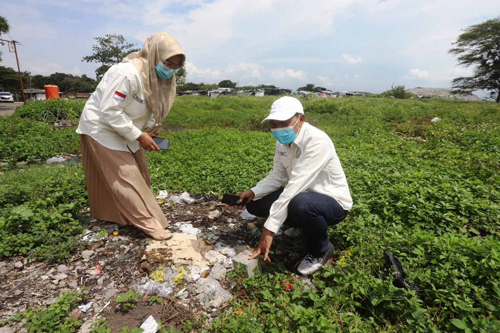 TINDAKLANJUTI LAPORAN WARGA: Wakil Ketua DPRD Kota Mojokerto Hadi Prayitno bersama anggota Komisi I DPRD Kota Mojokerto temukan patok lahan warga di zona aktif TPA Randegan, Kamis (12/2).