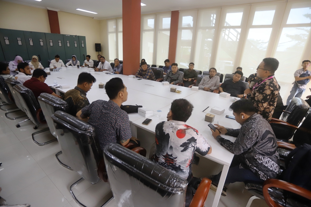 BAHAS PERMASALAHAN: Wakil Ketua DPRD Kota Mojokerto Hadi Prayitno bersama Komisi I DPRD Kota Mojokerto medengarkan keluhan 21 provider dalam rapat dengar pendapat (RDP) di kantor dewan, kemarin (12/2)