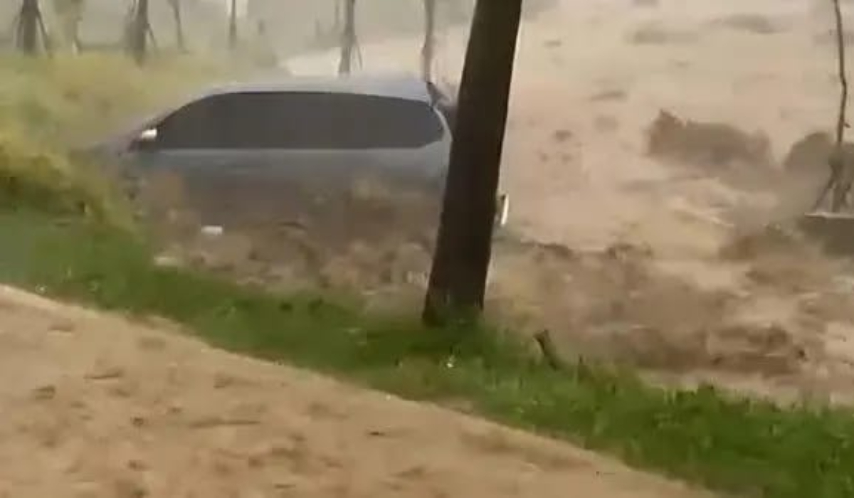 Foto mobil yang hanyut terseret arus banjir di Bogor, Rabu (11/2/2026).foto (dok.istimewa)