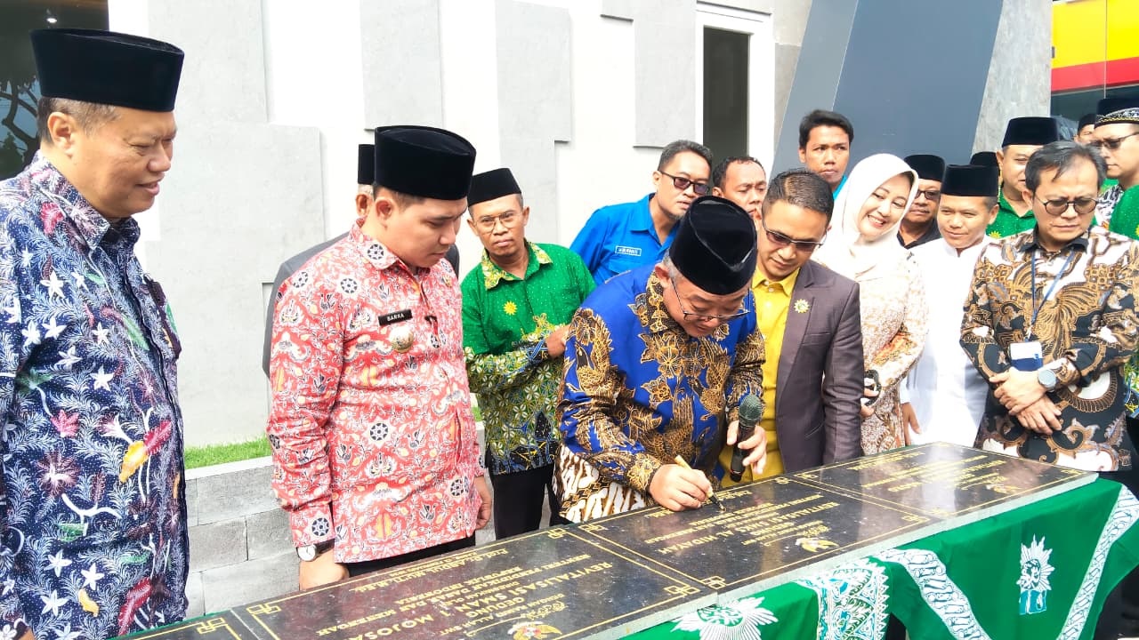 Mendikdasmen RI Prof. Abdul Mu&rsquo;ti, Bupati Mojokerto Muhammad Albarraa, dan Kepala SMK Mutia Ngoro Ednan Rudianto meresmikan Gedung DKV SMK Muhammadiyah 3 Ngoro, Kamis (12/2).