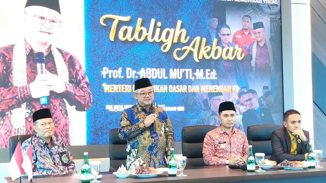Mendikdasmen RI Prof. Abdul Mu&rsquo;ti, Bupati Mojokerto Muhammad Albarraa, dan Kepala SMK Mutia Ngoro Ednan Rudianto usai meresmikan Gedung DKV SMK Muhammadiyah 3 Ngoro, Kamis (12/2).