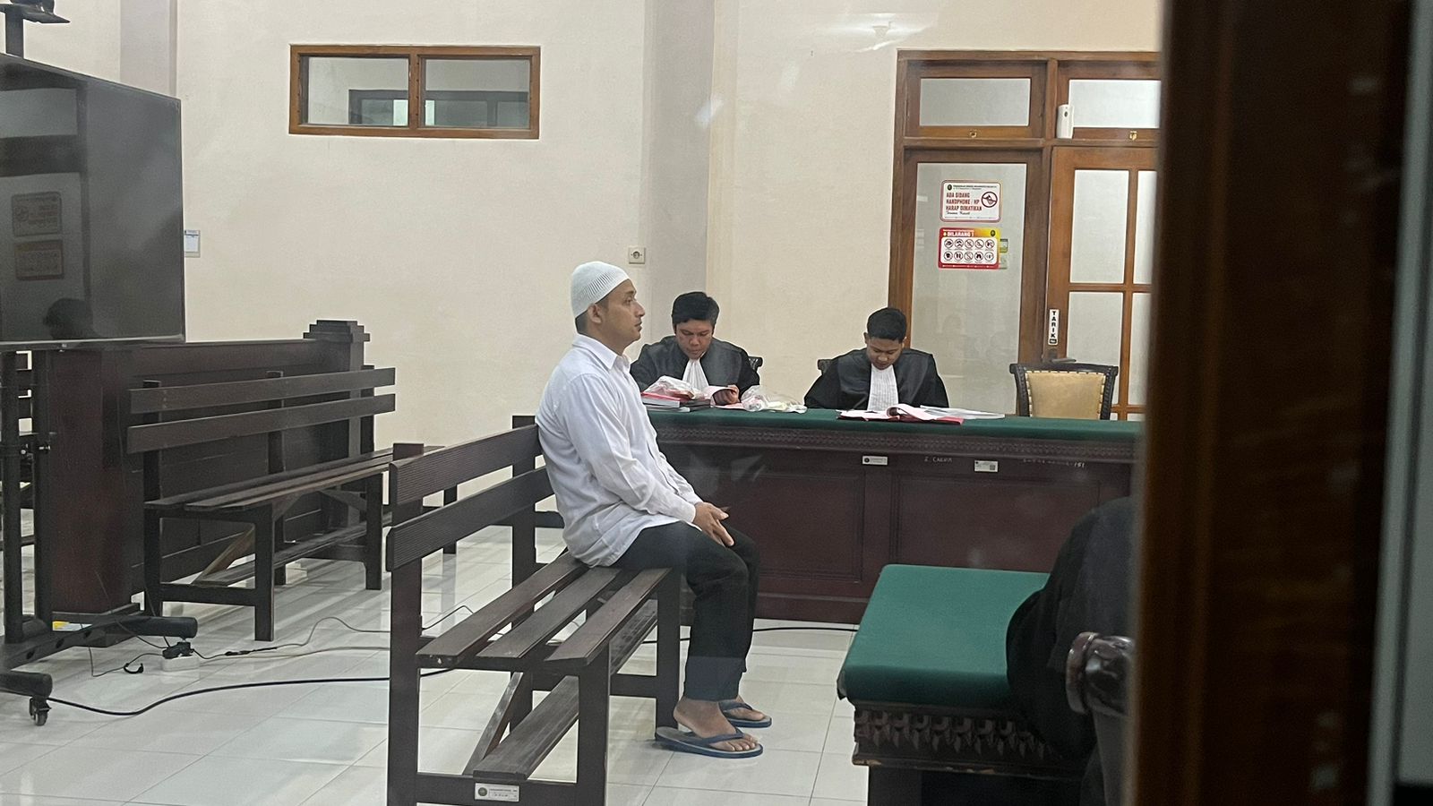 BEJAT:&nbsp;MY, terdakwa rudapaksa anak tiri saat menjalani sidang di Pengadilan Negeri Mojokerto, Rabu (11/2)
