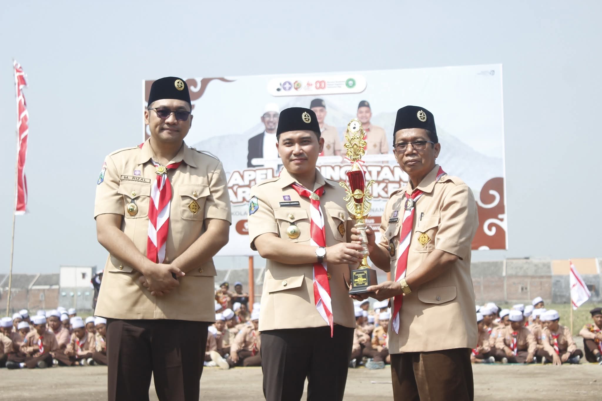 LUAR BIASA: Kepala SMPN 1 Kutorejo Supriyadi menerima penghargaan lomba senam dari Bupati Mojokerto Muhammad Albarraa.