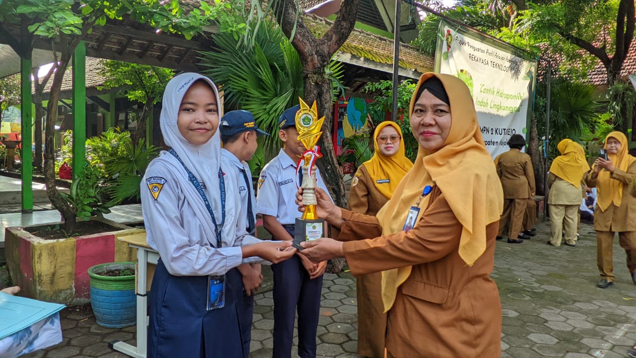 BERTALENTA:&nbsp;Kepala SMPN 2 Kutorejo Rahayu Wijayanti memberikan apresiasi pada siswa yang telah berhasil memenangkan kejuaraan.