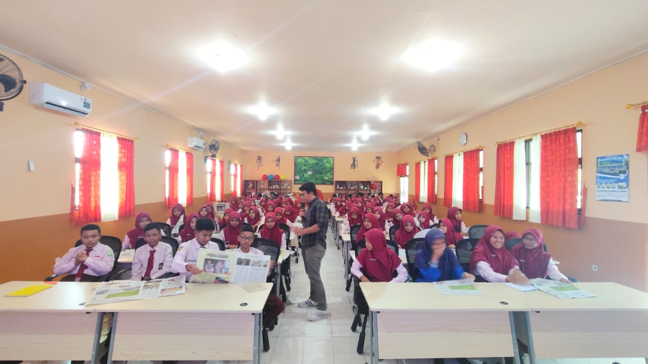 BELAJAR BERSAMA: Redaktur Jawa Pos Radar Mojokerto Fendy Hermansyah mendampingi siswa SMPN 1 Ngoro dalam Jurnalis Mengajar, kemarin (12/2).