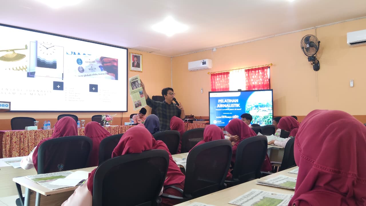 BELAJAR BERSAMA: Redaktur Jawa Pos Radar Mojokerto Fendy Hermansyah mendampingi siswa SMPN 1 Ngoro dalam Jurnalis Mengajar, kemarin (12/2).