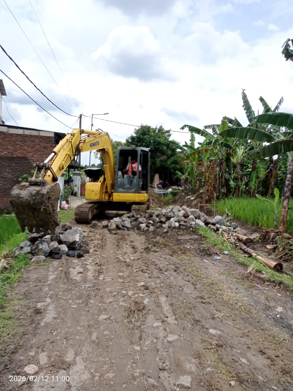 DIKERJAKAN: Alat berat dan material mulai diturunkan di lokasi proyek sebagai percepatan pembangunan di  ruas Jalan Parengan-Lakardowo, Kecamatan Jetis, kemarin (12/2).
