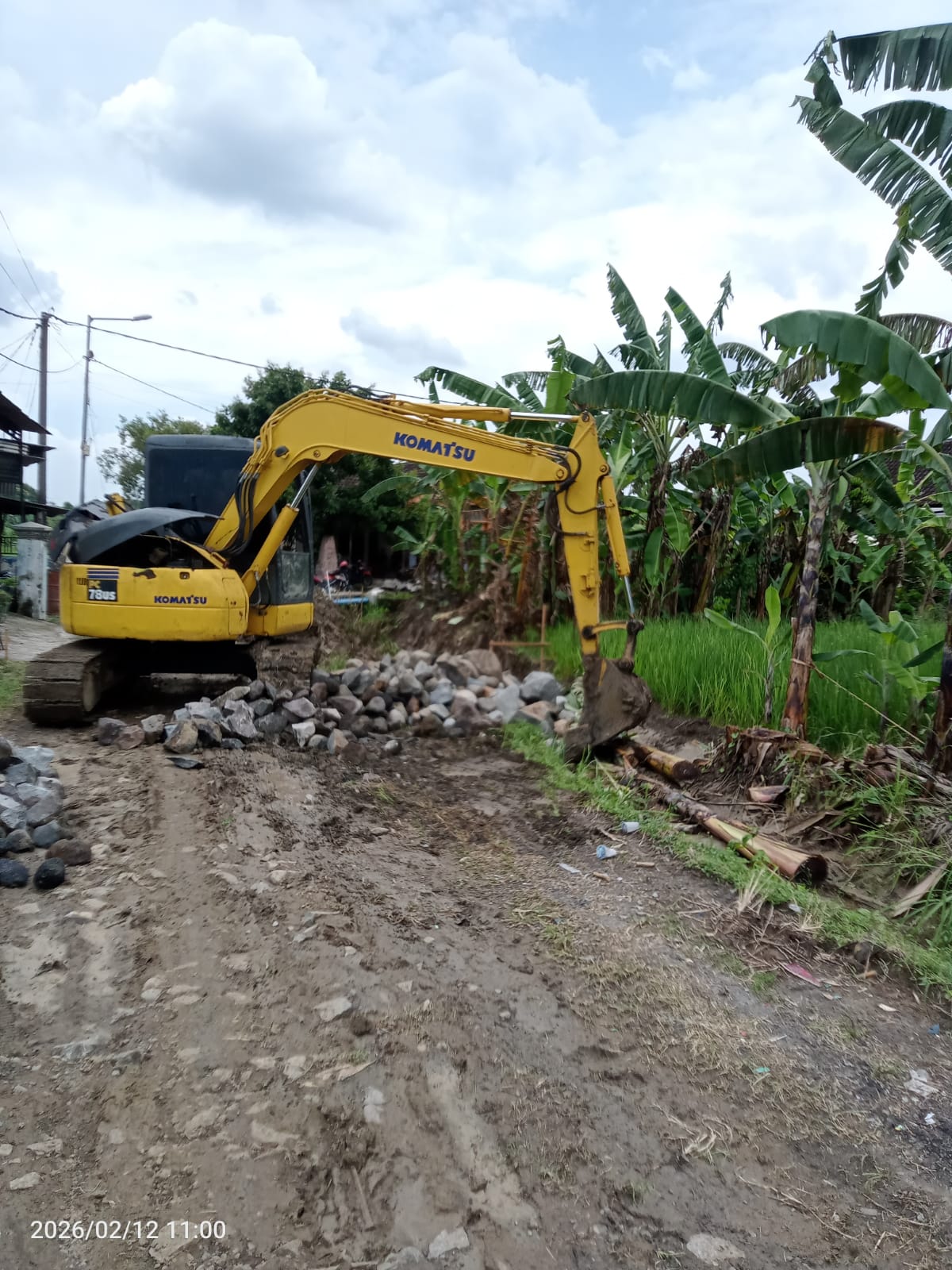 DIKERJAKAN: Alat berat dan material mulai diturunkan di lokasi proyek sebagai percepatan pembangunan di  ruas Jalan Parengan-Lakardowo, Kecamatan Jetis, kemarin (12/2).
