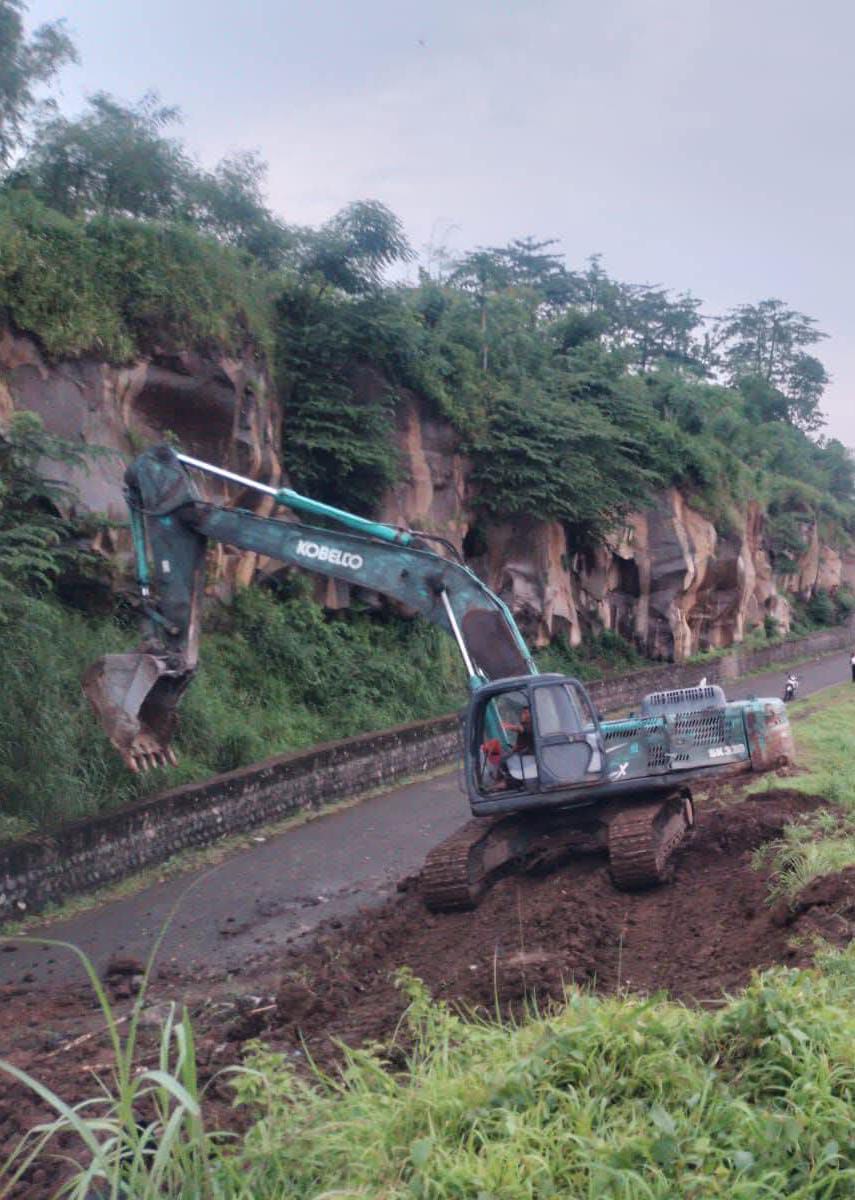 DIEVAKUASI: Jalur penghubung Desa Manduro Manggung Gajah dan Desa Kunjorowesi, Kecamatan Ngoro, Kabupaten Mojokerto yang sempat tertutup akibat longsor, Rabu (11/2).