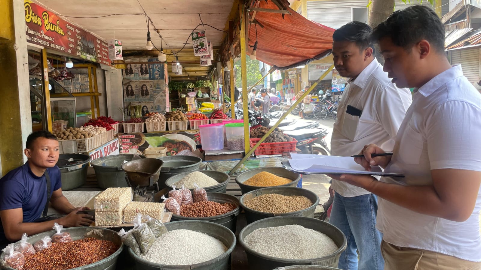 DIINSPEKSI: Satgas Pangan Polres Mojokerto saat memantau ketersediaan dan harga bahan pokok di Pasar Raya Mojosari menjelang bulan Ramadan.