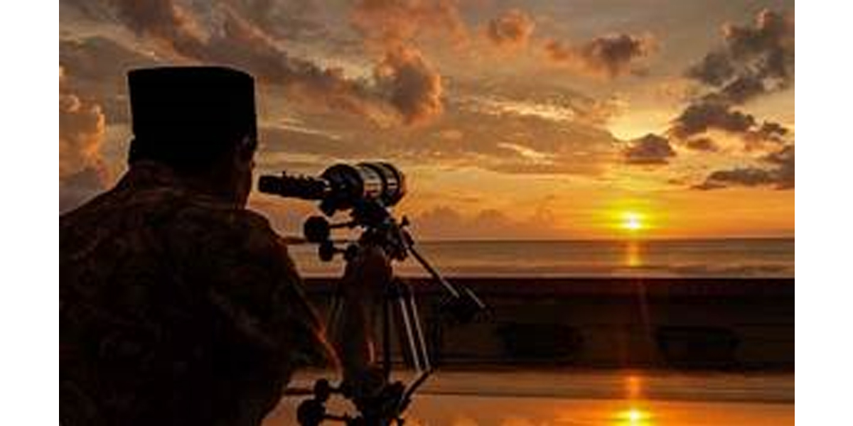 pemantauan hilal menggunakan teleskop saat rukyatul hilal sebagai bagian proses penentuan awal Ramadhan melalui sidang isbat
