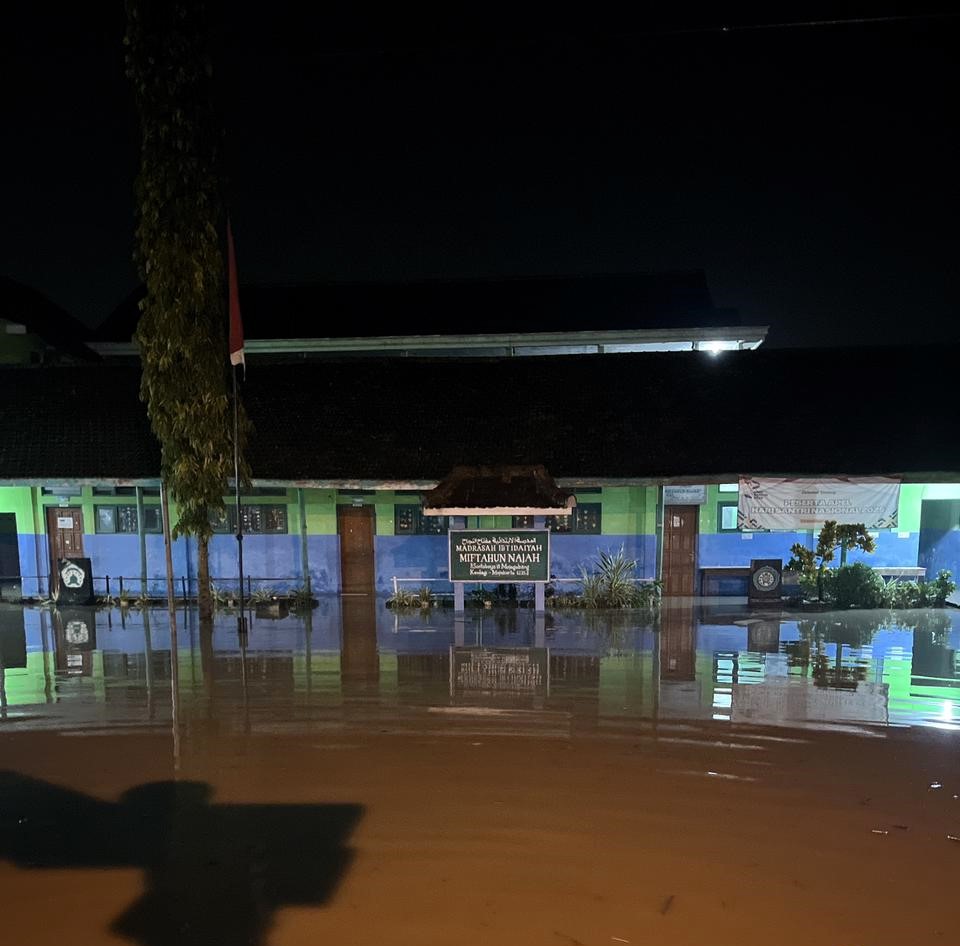 TERDAMPAK: Kompleks Madrasah dan puluhan rumah warga di Desa Mojogebang, Kecamatan Kemlagi, Kabupaten Mojokerto, terendam banjir, Rabu (12/2) malam.