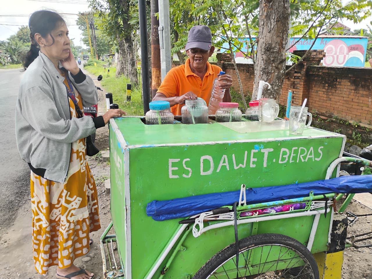 SALAH SANGKA:&nbsp;Slamet Riyadi menjual es dawet di depan lapangan Desa/Kecamatan Jetis, Kabupaten Mojokerto.
