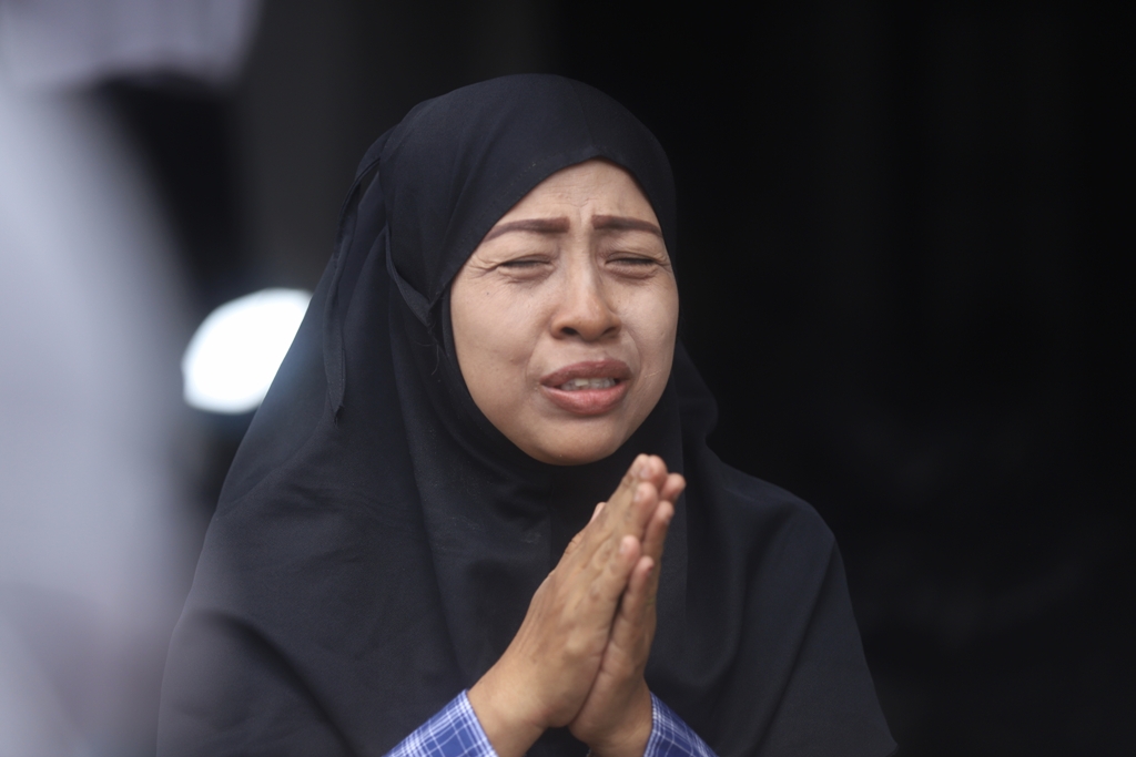 TERGANGGU: Anik Fitri Handayani, warga Perum Hanaland, Kelurahan Kedundung, Kecamatan Magersari, menyampaikan keluhan dampak pengelolaan sampah kepada Komisi I DPRD Kota Mojokerto.