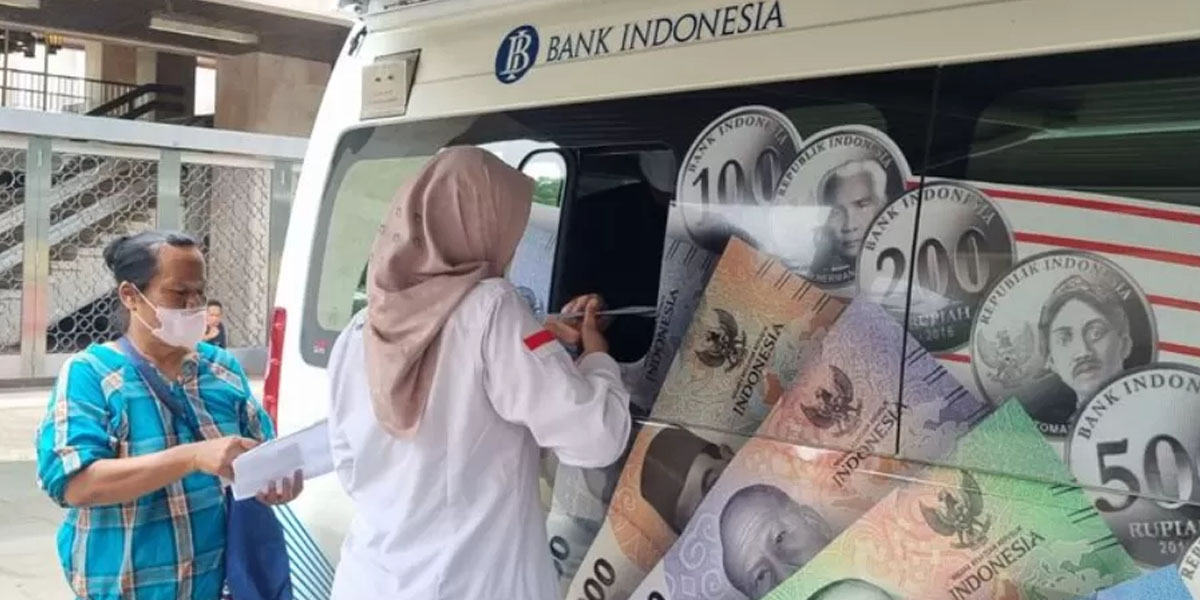 Petugas BI melayani penukaran uang baru di kas keliling program SERAMBI 2026