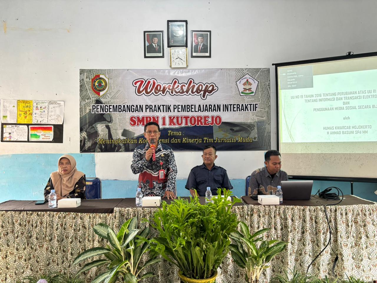 TETAP SKEPTIS: Kepala SMPN 1 Kutorejo Supriyadi membuka program Jurnalis Mengajar yang diinisiasi Jawa Pos Radar Mojokerto.