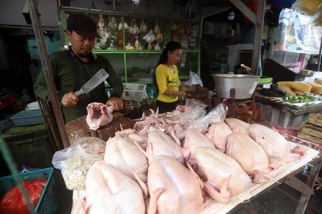 MENIMBANG: Pedagang daging ayam menjajakan dagangan miliknya di Pasar Tanjung, Anyar Kota Mojokerto, kemarin (13/2). Kini, harga jual daging ayam potong sudah mencapai Rp 42 ribu per kilogram.
