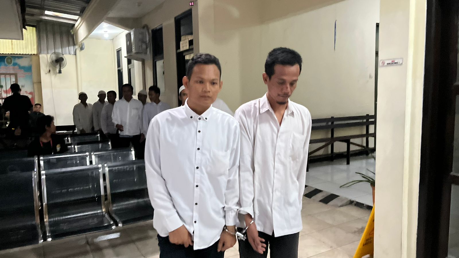 MENYIMPANG: BAWW, terdakwa kasus rudapaksa terhadap wanita lebih tua usai menjalani sidang di Pengadilan Negeri Mojokerto, Rabu (11/2).  